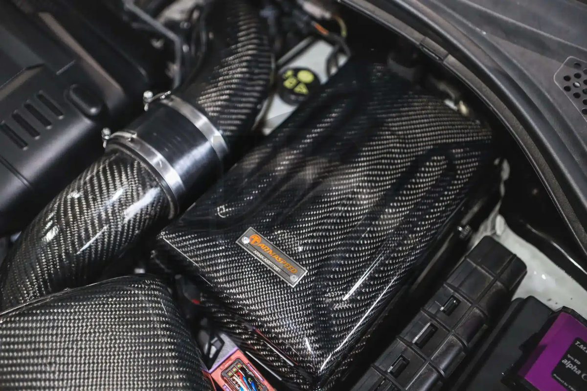 Armaspeed Tapa Batería Fibra Carbono S3 8V / Golf 7 GTI / Golf 7 R / Leon 3 Cupra / Octavia 5E VRS